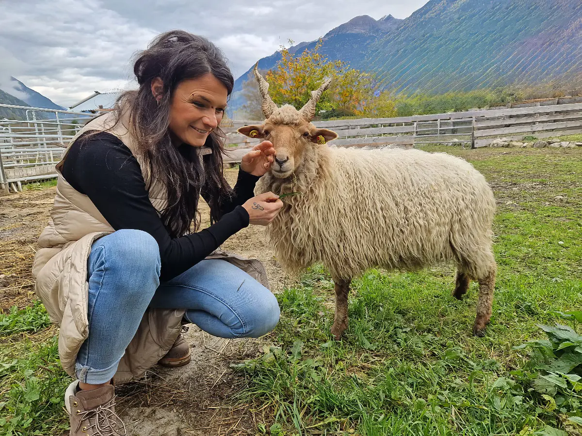 Eva con la pecora nel prato da Alpegger.